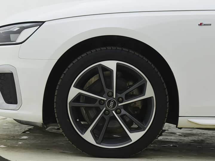 Фото 5 - Audi A4L