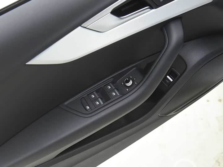Фото 9 - Audi A4L