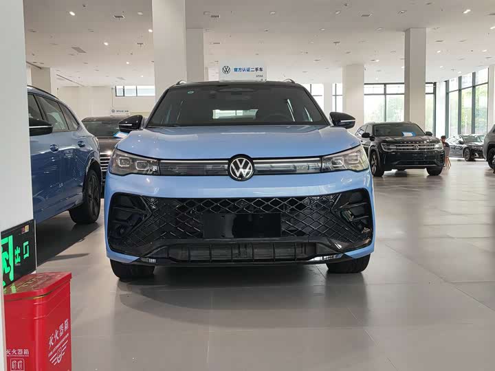 Фото 2 - Volkswagen Tiguan L Pro