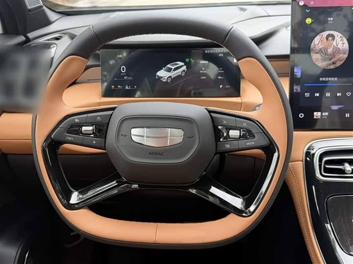 Фото 3 - Geely Atlas L