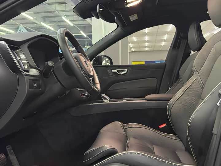 Volvo XC60 2026 2026款 B5 四驱智远极夜黑版
