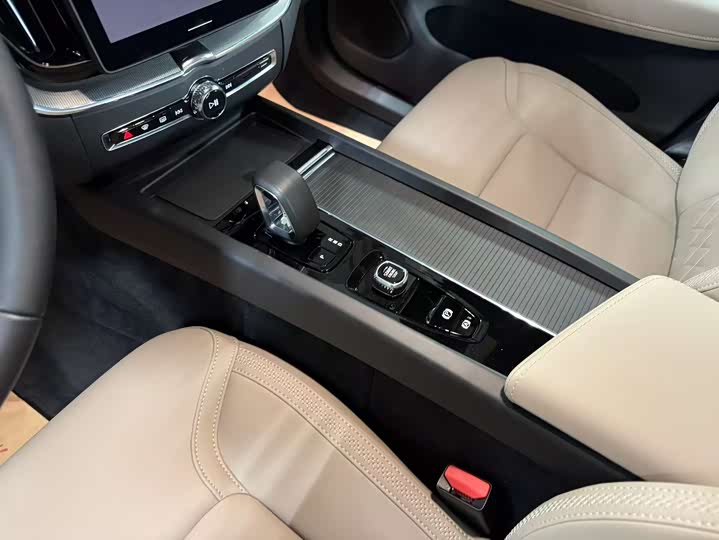 Volvo XC60 2026 2026款 B5 四驱智逸豪华版