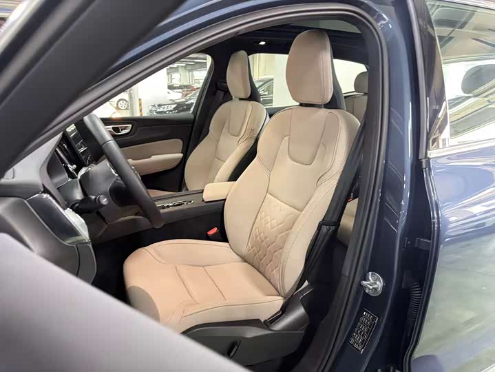 Volvo XC60 2026 2026款 B5 四驱智逸豪华版
