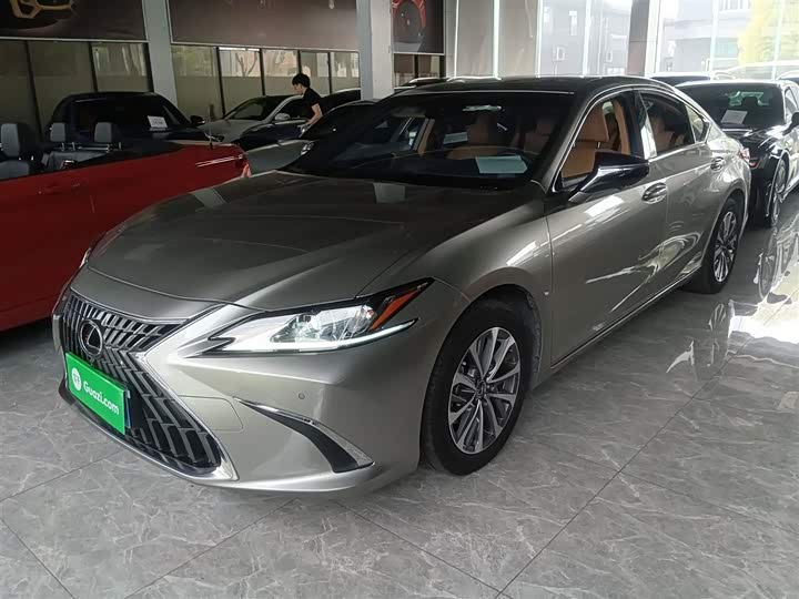 Фото 1 - Lexus ES