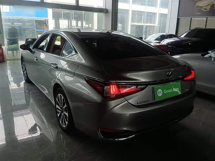 Фото 5 - Lexus ES