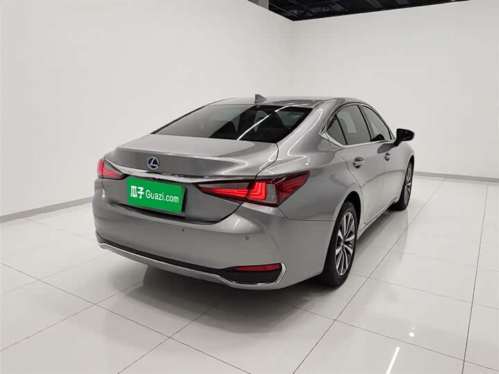 Фото 7 - Lexus ES