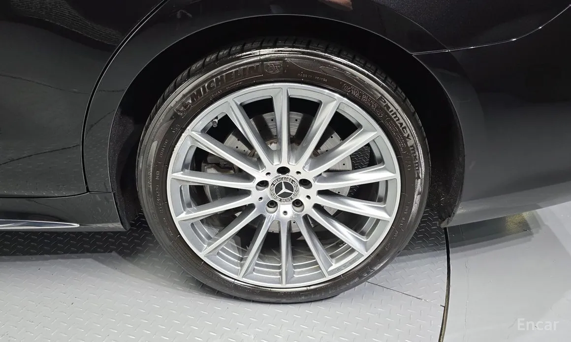 Photo 21 - Mercedes-Benz S-Class
