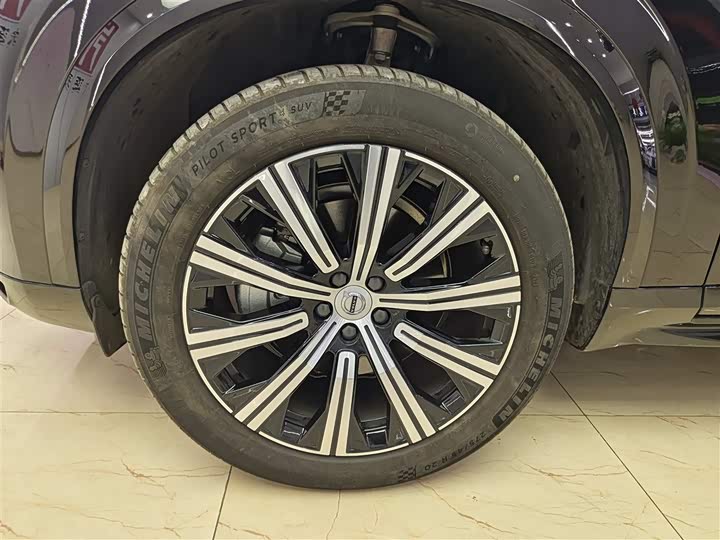 Фото 8 - Volvo XC90