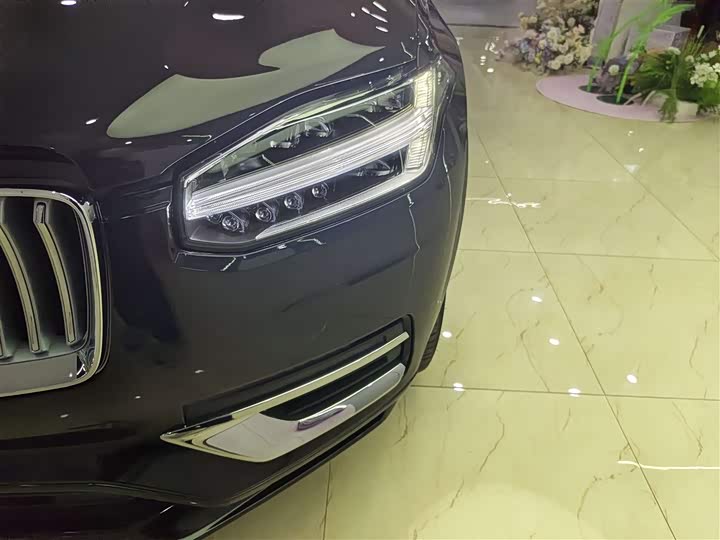 Фото 9 - Volvo XC90