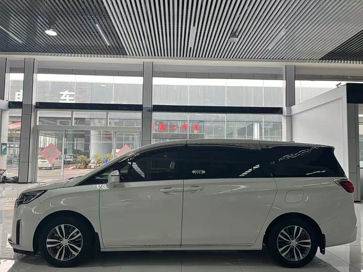 Photo 3 - Buick GL8 ES