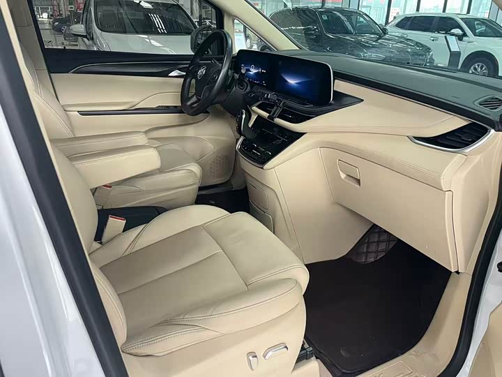 Photo 7 - Buick GL8 ES
