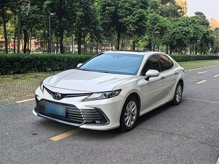 Фото 2 - Toyota Camry