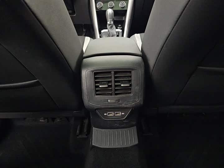 Фото 8 - Volkswagen T-Roc