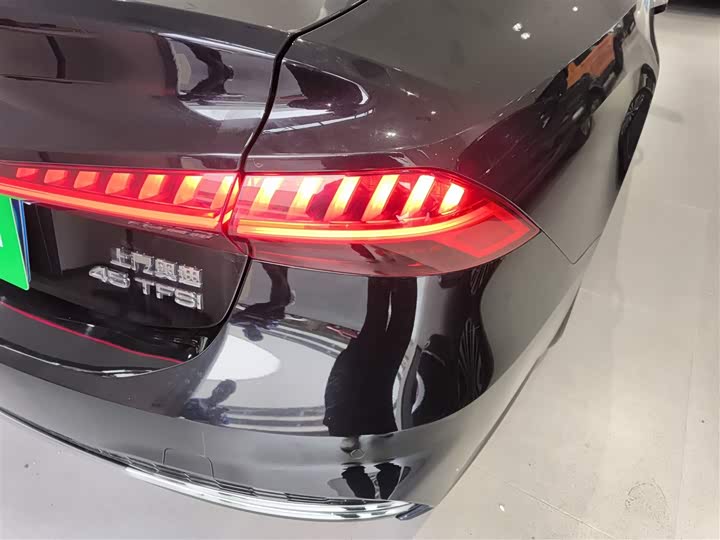 Zdjęcie 8 - Audi A7L