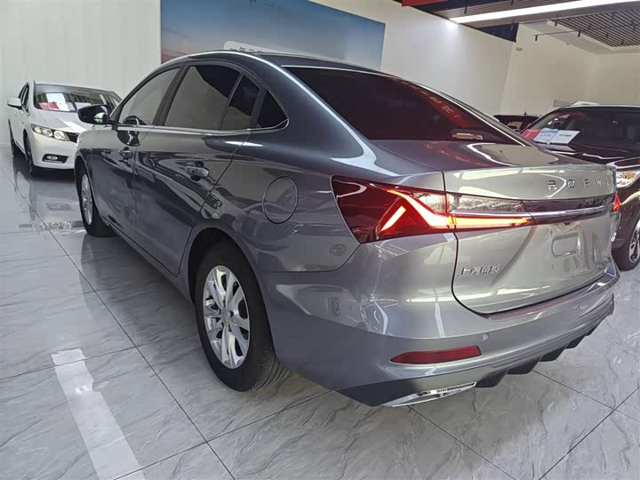 Фото 5 - Roewe i5