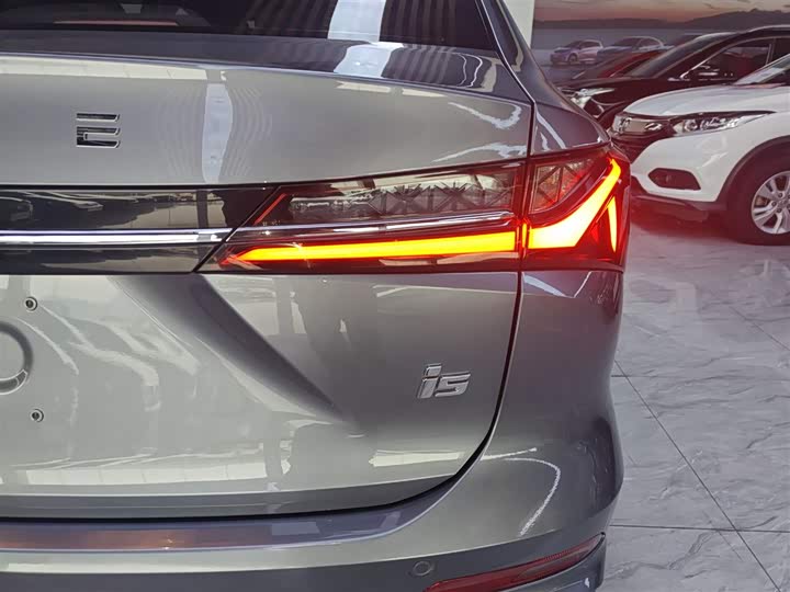 Фото 8 - Roewe i5