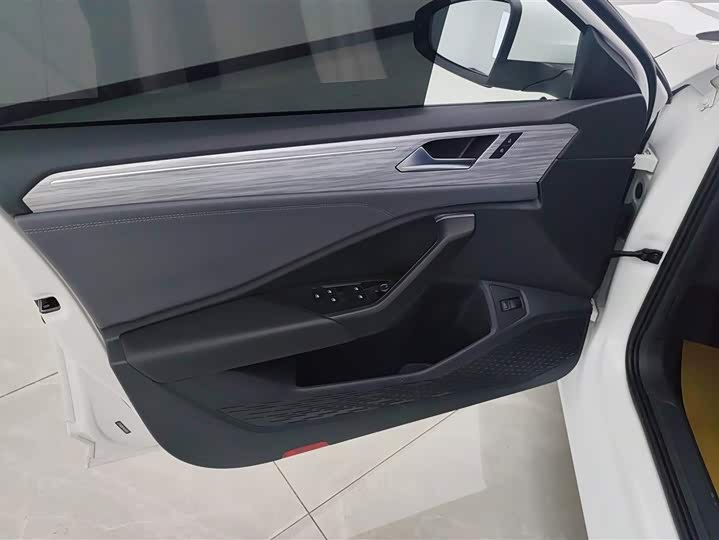 Фото 7 - Volkswagen Sagitar L