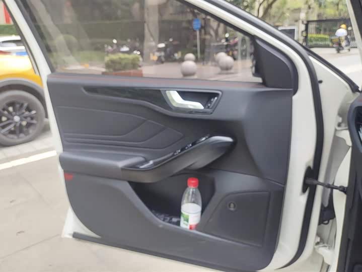 Ford Focus 2021 2021款 三厢 EcoBoost 180 自动ST Line