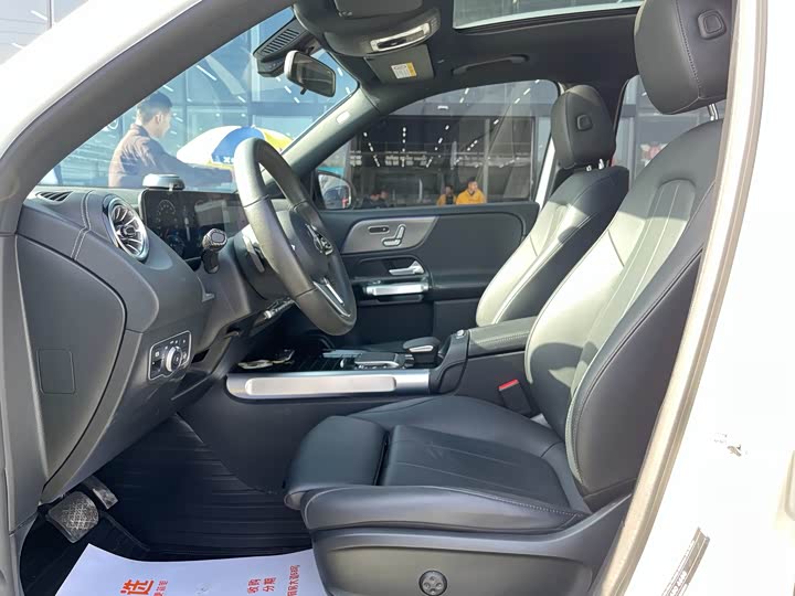 Photo 4 - Mercedes-Benz GLB-Class