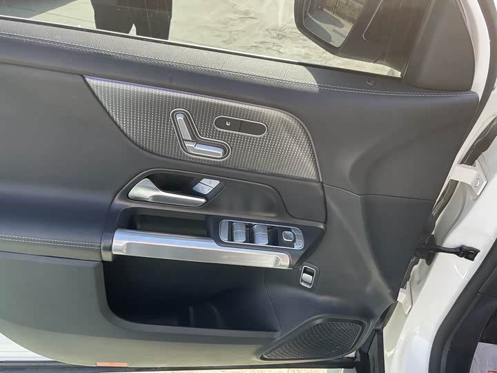 Photo 7 - Mercedes-Benz GLB-Class