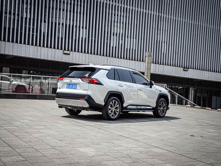 Фото 5 - Toyota RAV4