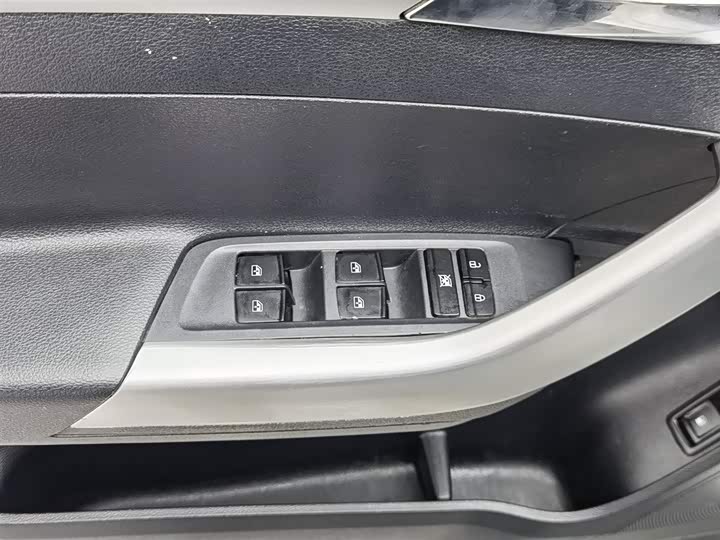 Maxus T70 2020 2020款 2.0T汽油手动两驱精英型标箱高底盘