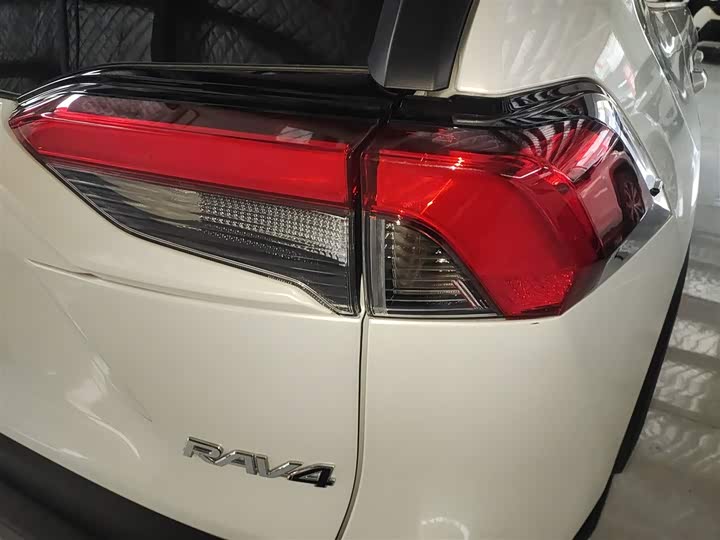 Фото 8 - Toyota RAV4