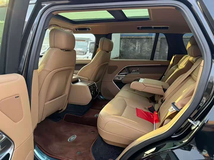 Land Rover Range Rover 2026 2026款 3.0 L6 400PS SE长轴版