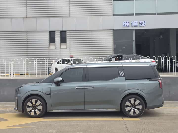 2024 Zeekr 009