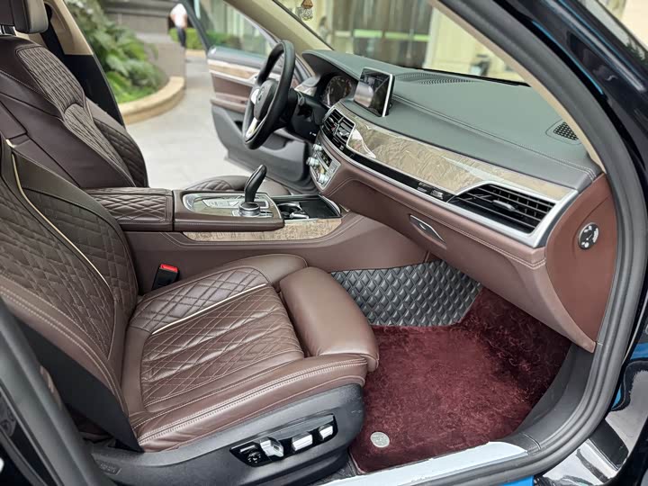 صورة 7 - BMW 7 Series