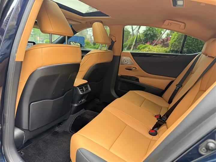 Фото 2 - Lexus ES