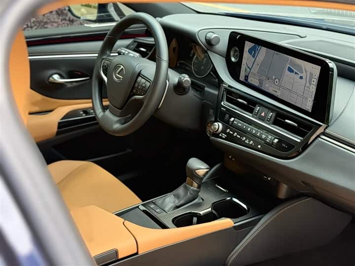 Фото 5 - Lexus ES