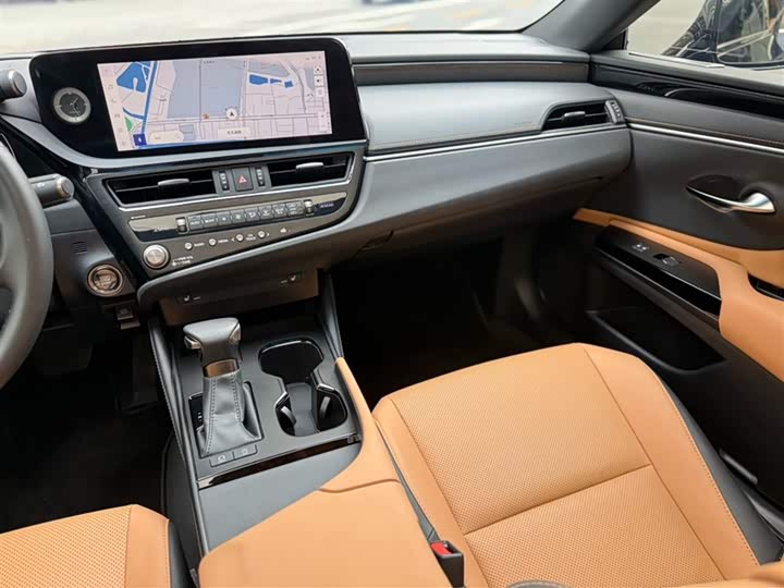 Фото 6 - Lexus ES