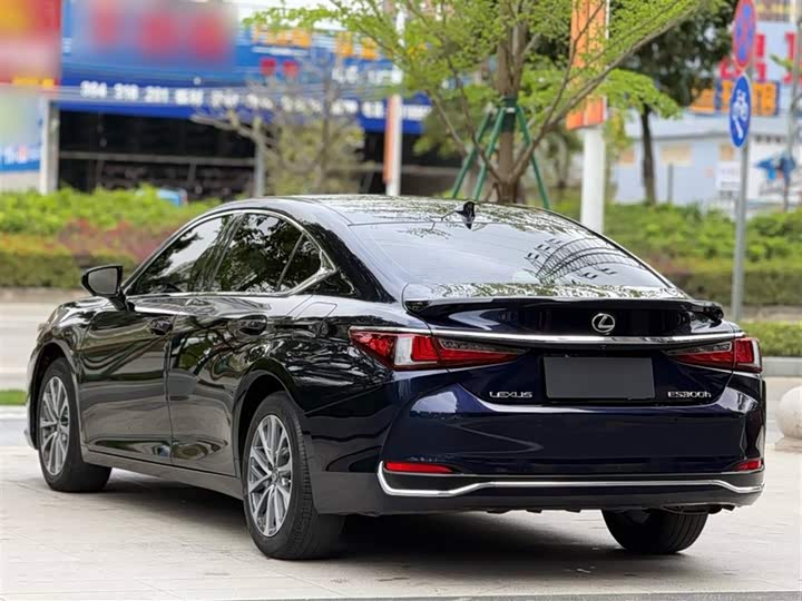 Фото 9 - Lexus ES