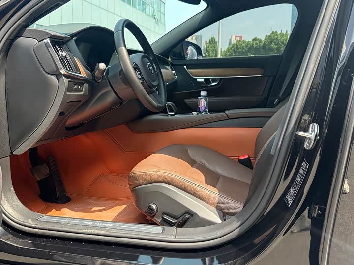 Volvo S90 Hybrid 2024 2024款 插电式混动 四驱长续航智逸豪华版