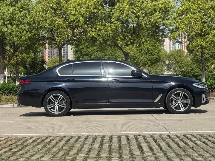 Photo 4 - BMW 5 Series