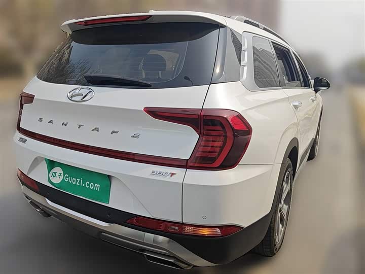 Photo 5 - Hyundai Santa Fe