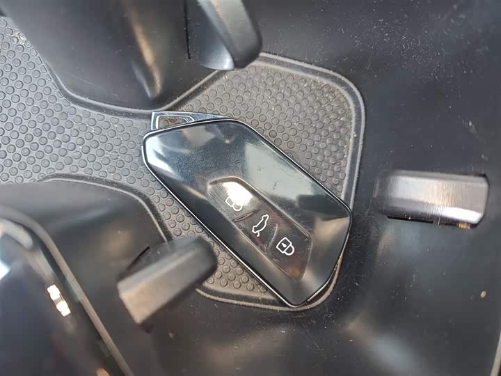 Фото 9 - Volkswagen Tiguan L Pro
