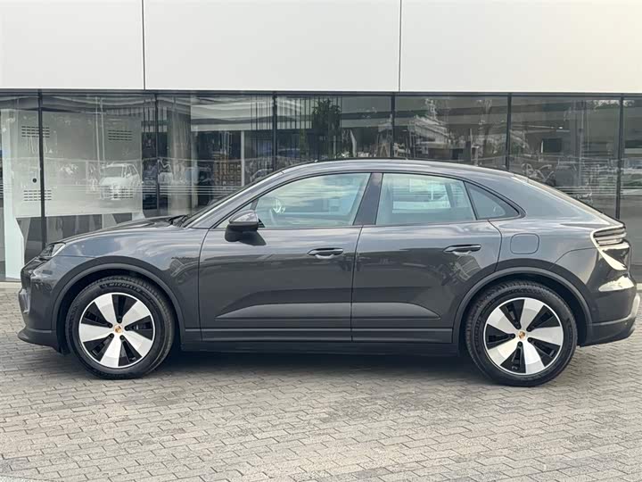 Фото 2 - Porsche Macan EV