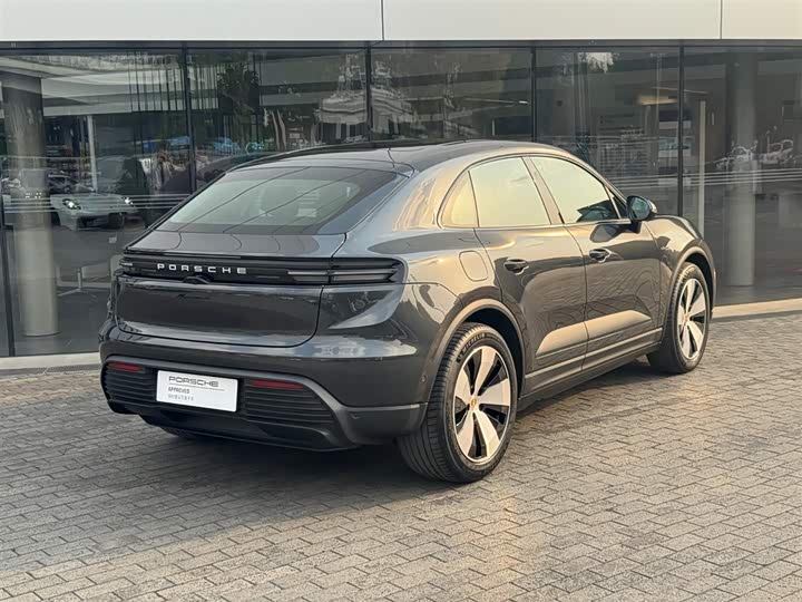 Фото 3 - Porsche Macan EV