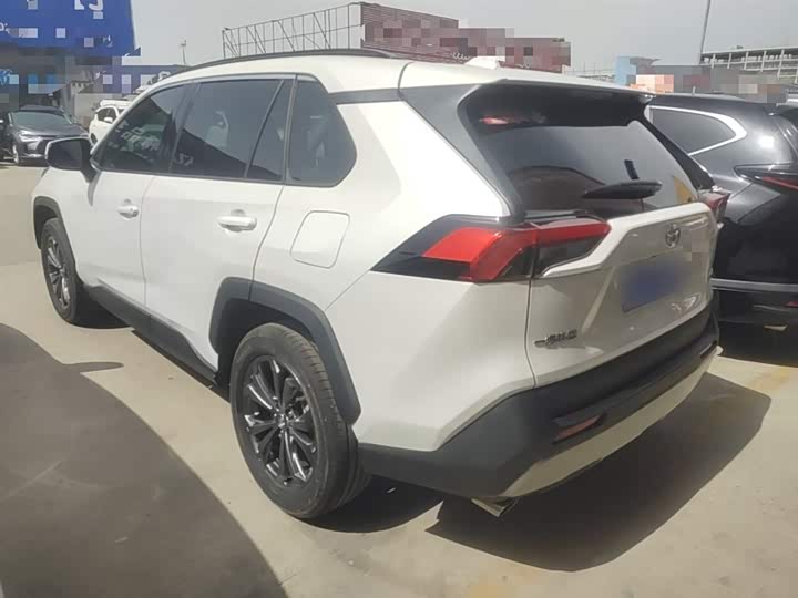 Photo 5 - Toyota RAV4
