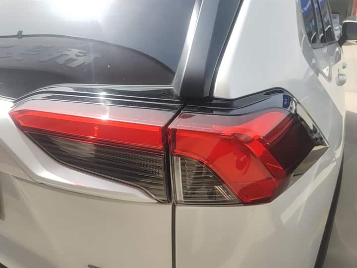 Photo 8 - Toyota RAV4