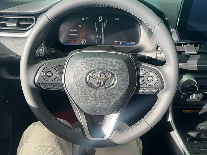 Фото 8 - Toyota RAV4