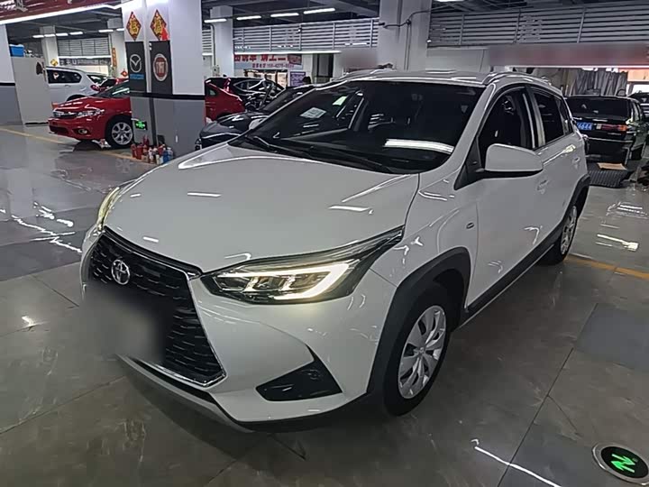 Фото 2 - Toyota Yaris L Hatchback