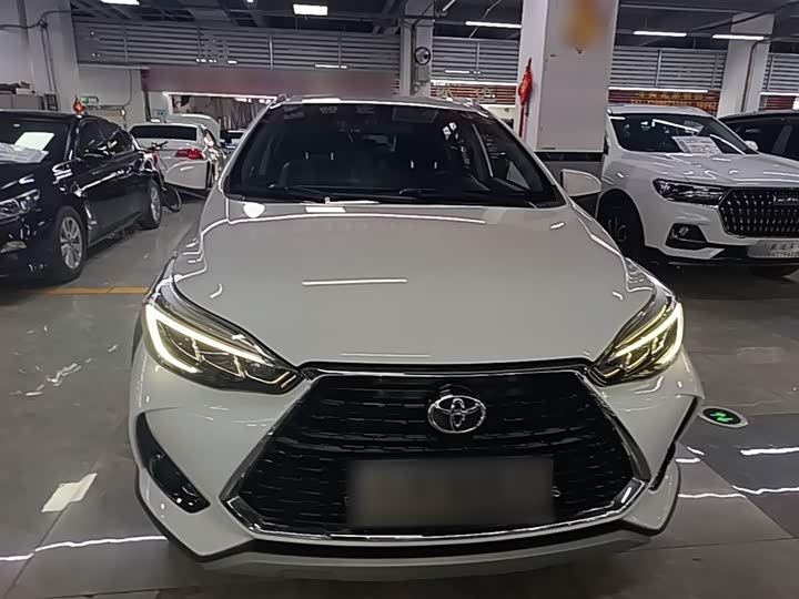 Фото 3 - Toyota Yaris L Hatchback