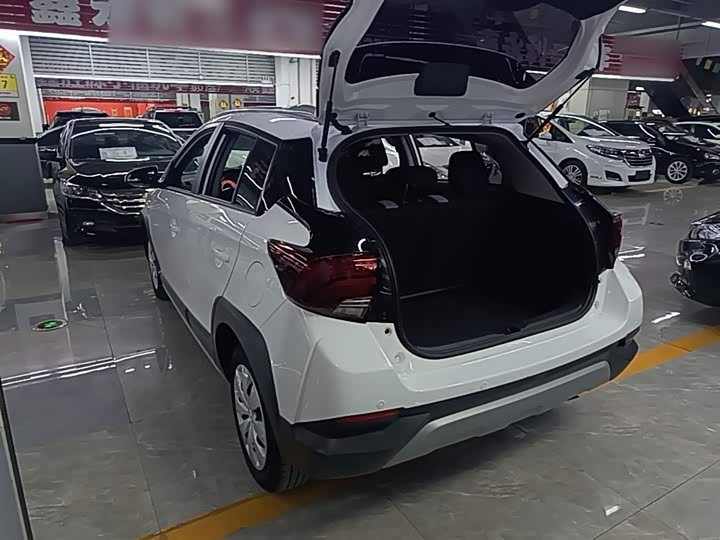 Фото 5 - Toyota Yaris L Hatchback