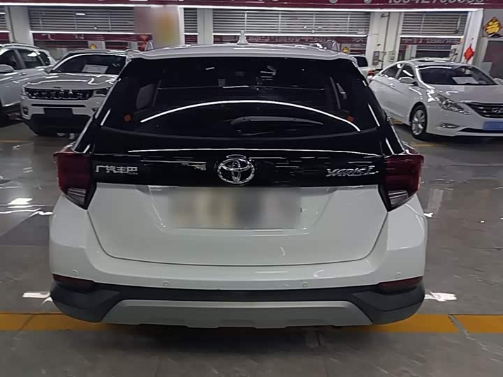 Фото 6 - Toyota Yaris L Hatchback