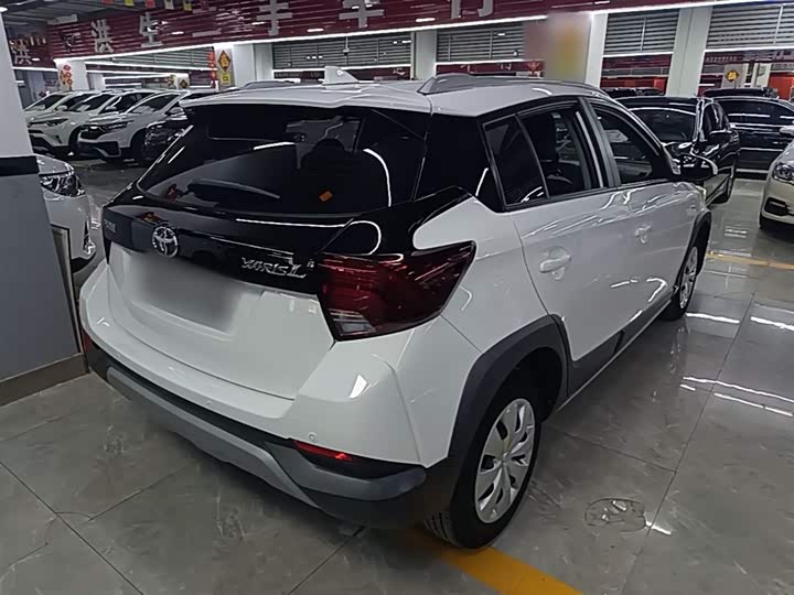 Фото 7 - Toyota Yaris L Hatchback