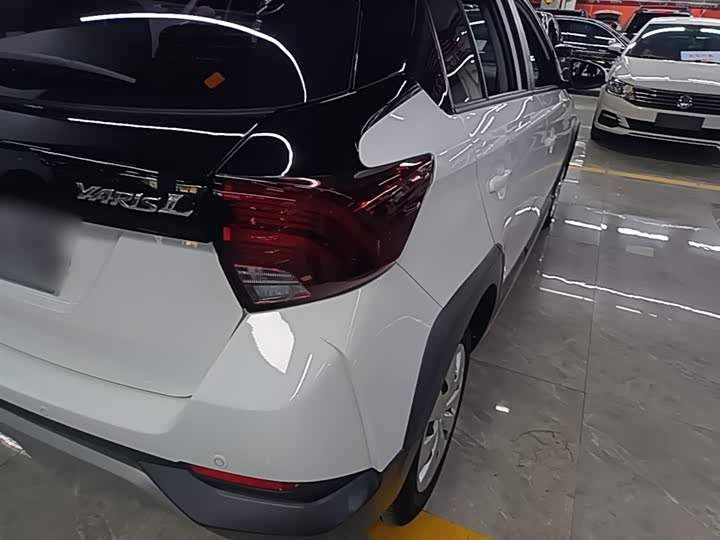 Фото 8 - Toyota Yaris L Hatchback
