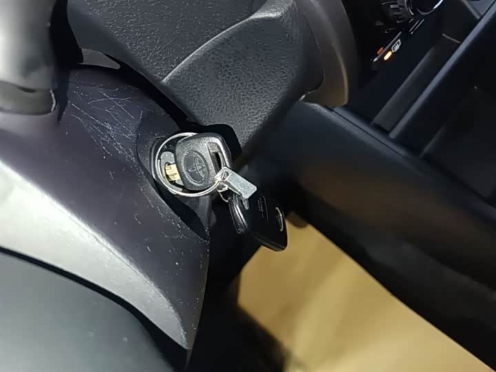 Фото 9 - Toyota Yaris L Hatchback